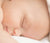 visage et peau de bébé qui dort sereinement pour illustrer le fait que les savons de nana sont bons pour toutes les peaux. Assortiment de savons naturels. Ingrédients biologiques. Savons surgras. Savons saponifiés à froid.